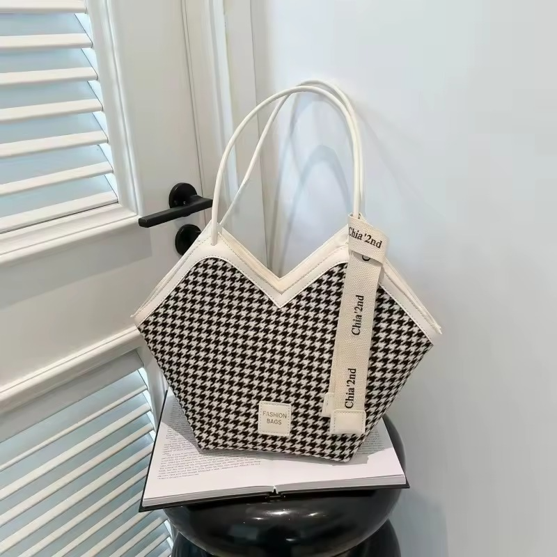 Lettering Knot Check Zipper Tote Bag